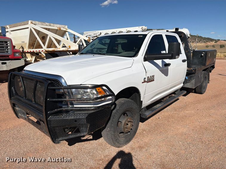 2018 RAM 3500 Crew Cab flatbed pickup truck - FM7667