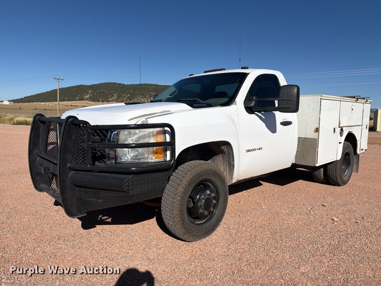 2011 Chevrolet Silverado 3500HD utility bed pickup truck - FM7678