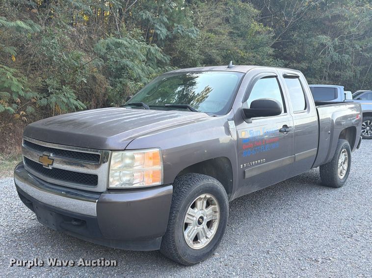 2008 Chevrolet Silverado 1500 Ext. Cab pickup truck - FN2052