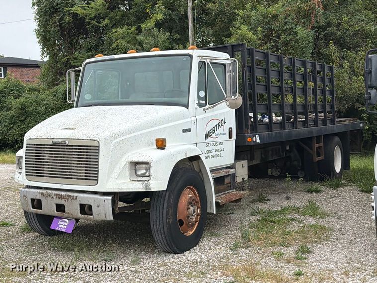 2000 Freightliner FL70 flatbed truck - FT6304