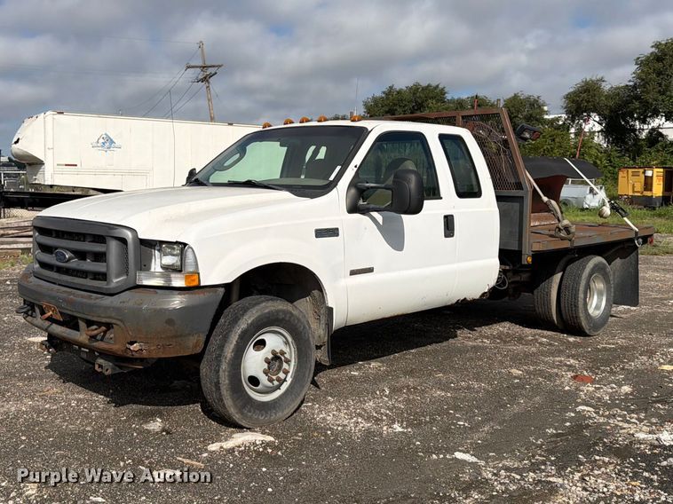 2004 Ford F350  Super Duty XL Ext. Cab flatbed pickup truck - FU4665