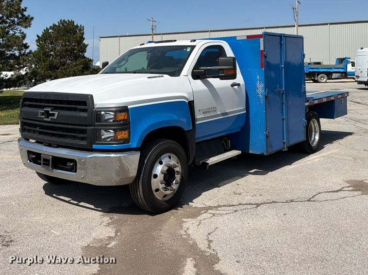 2022 Chevrolet Silverado 5500HD flatbed truck - FU4677