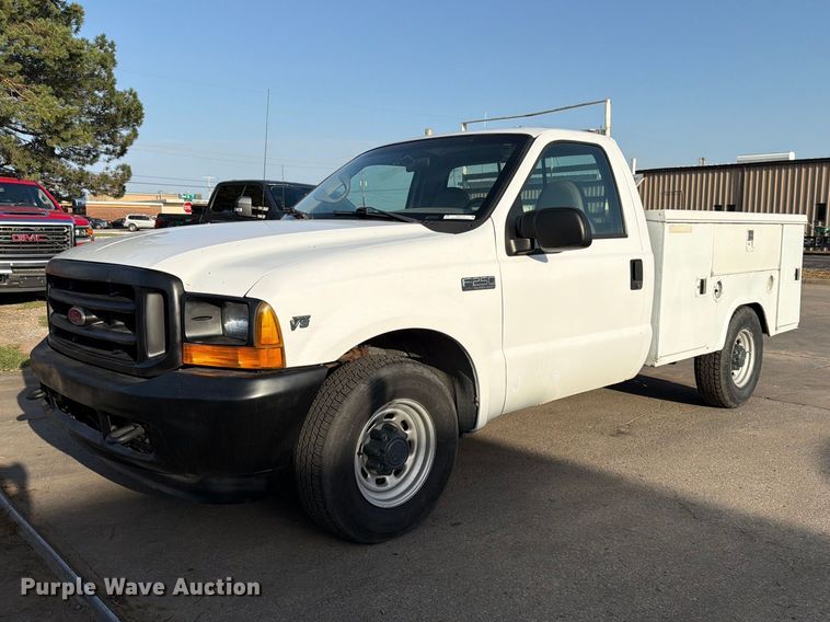 2001 Ford F250 Super Duty XL utility bed pickup truck - MQ9174