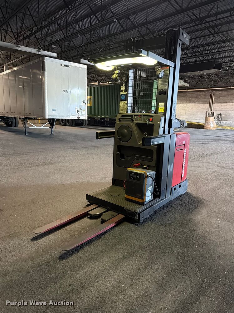 2013 Raymond 640 OPC30TT order picker - NF9610