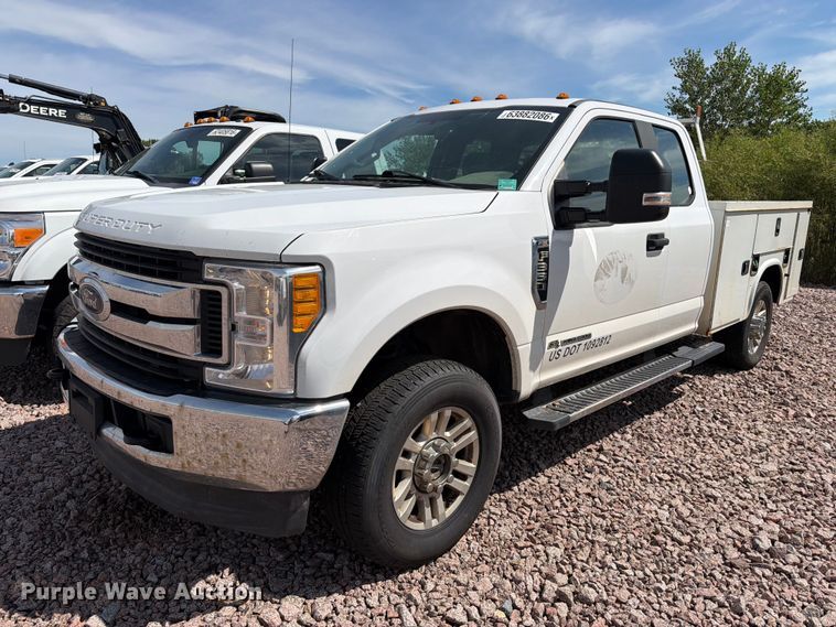 2017 Ford F350 Super Duty Ext. Cab utility bed pickup truck - YA4472