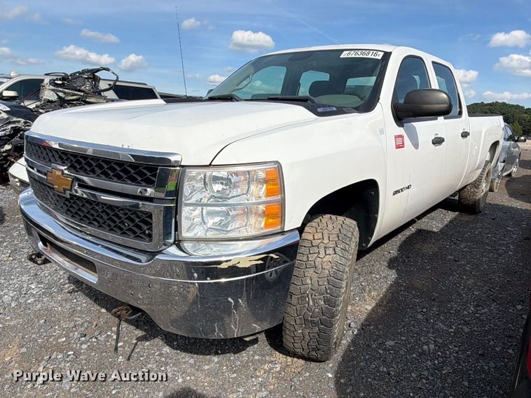 2014 Chevrolet Silverado 2500HD Crew Cab pickup truck - YA4961