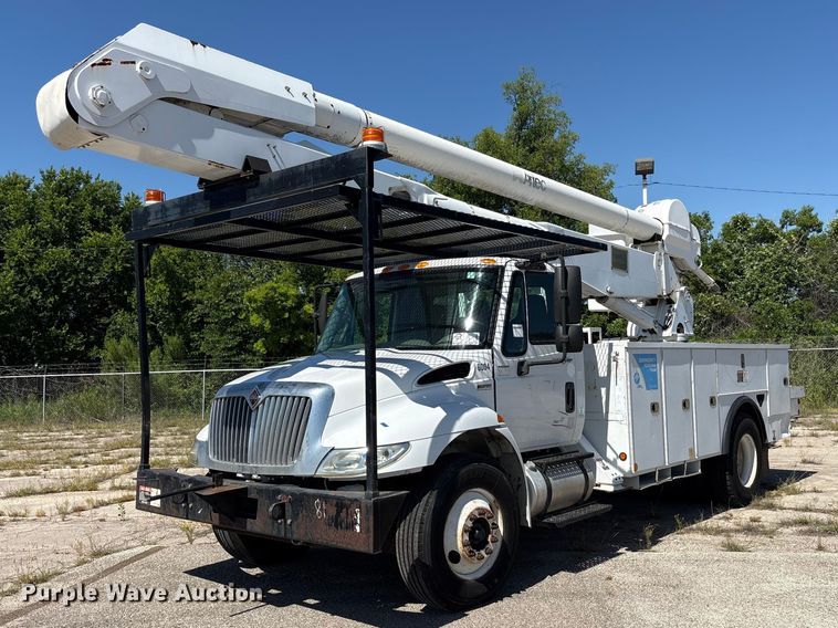 2013 International DuraStar 4300 bucket truck - DV8512