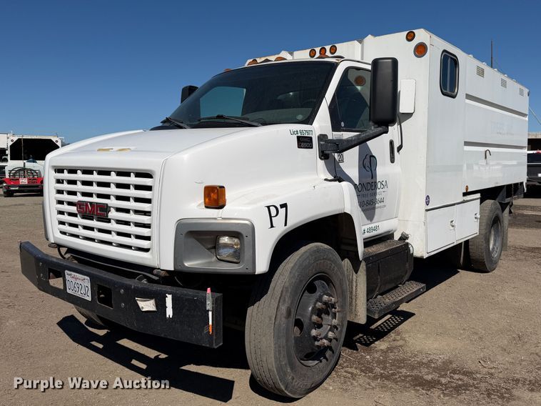 2005 GMC C6 chipper truck - EA0044