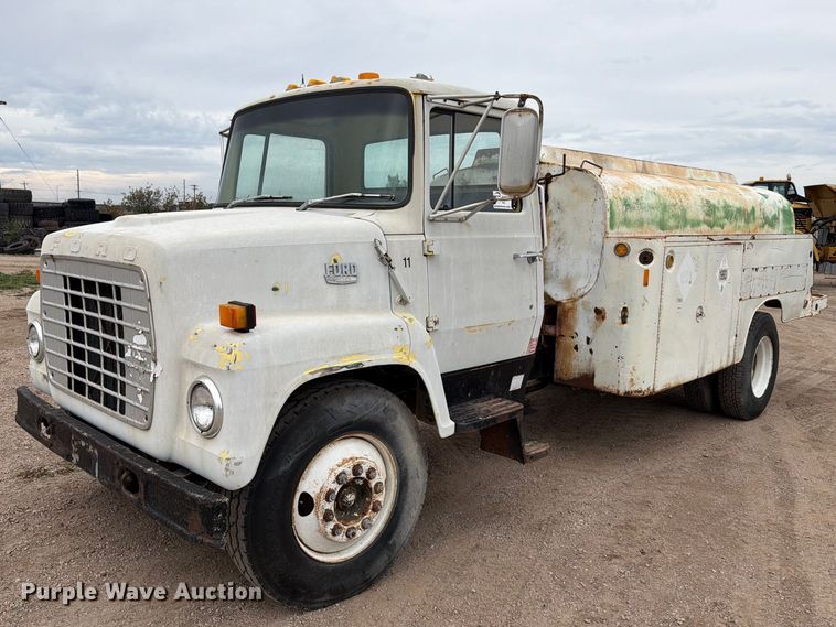 1982 Ford LN700 fuel truck - EA0536