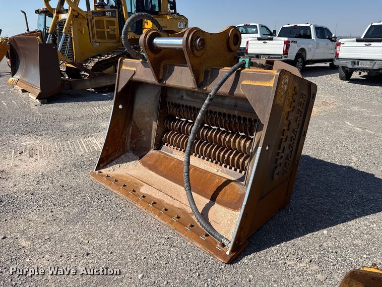 Outlaw Padding Co. excavator padding bucket - EW8791