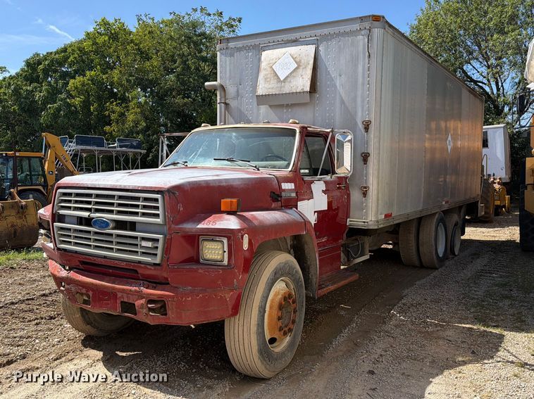 1985 Ford F700 fuel / lube truck - FC3377