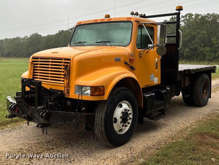 2002 International 4900 flatbed truck - FG0706
