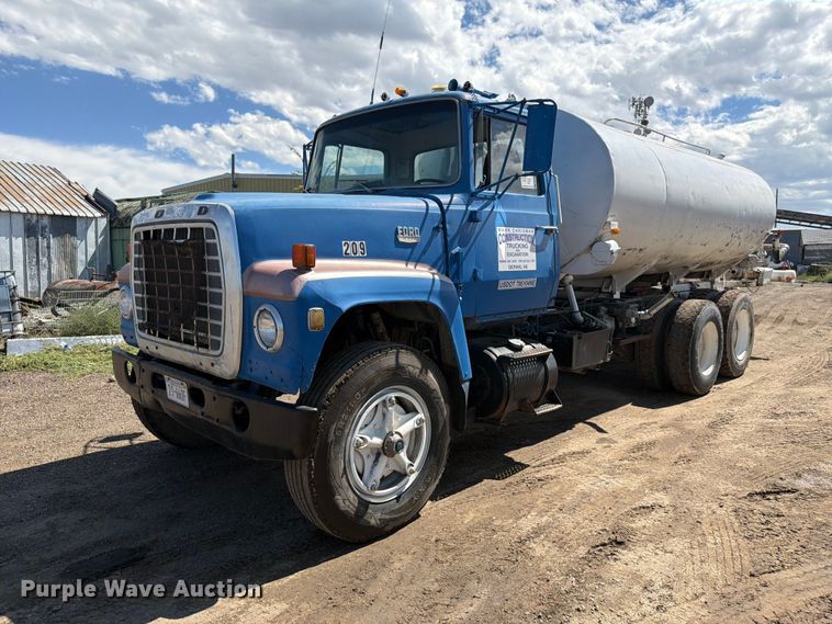 1975 Ford 9000 tank truck - FM7635