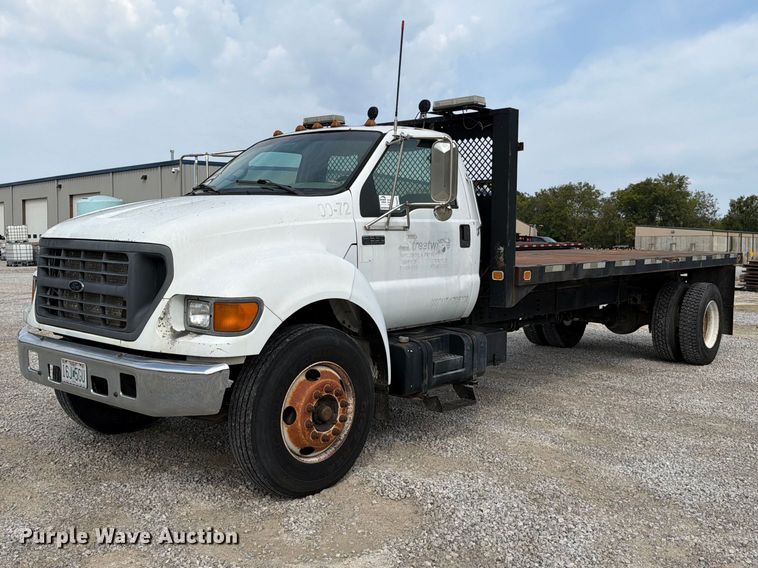 2000 Ford F-650 flatbed truck - FN5885