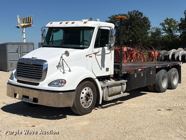 2007 Freightliner Columbia flatbed truck - FT6389