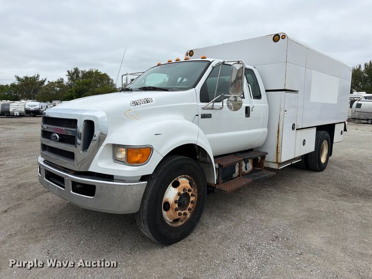 2010 Ford F750 Super Duty chipper truck - YA3900