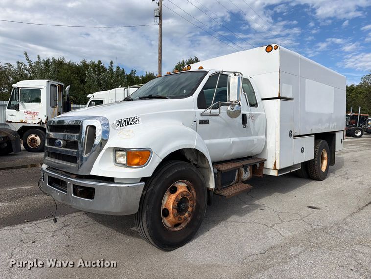 2010 Ford F750 Super Duty chipper truck - YA3902