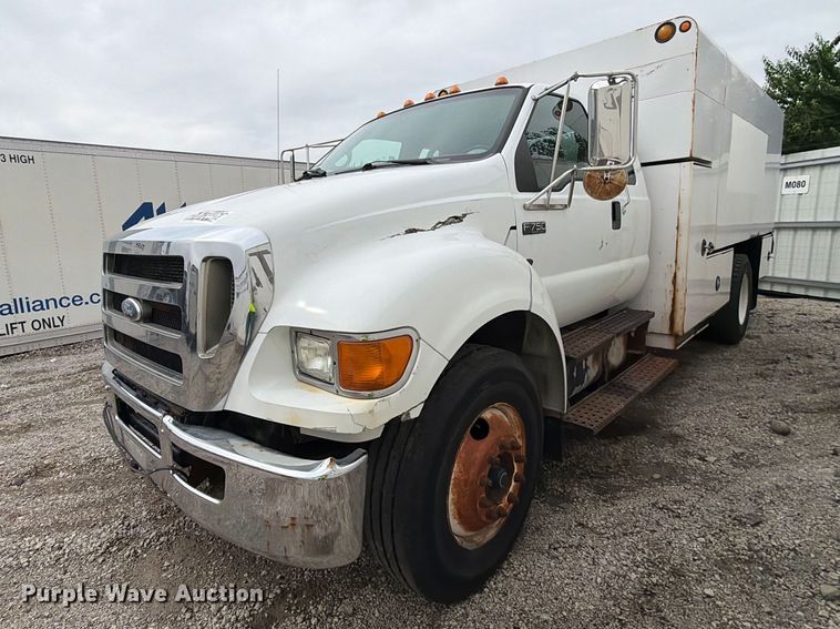 2010 Ford F750 Super Duty chipper truck - YA3904