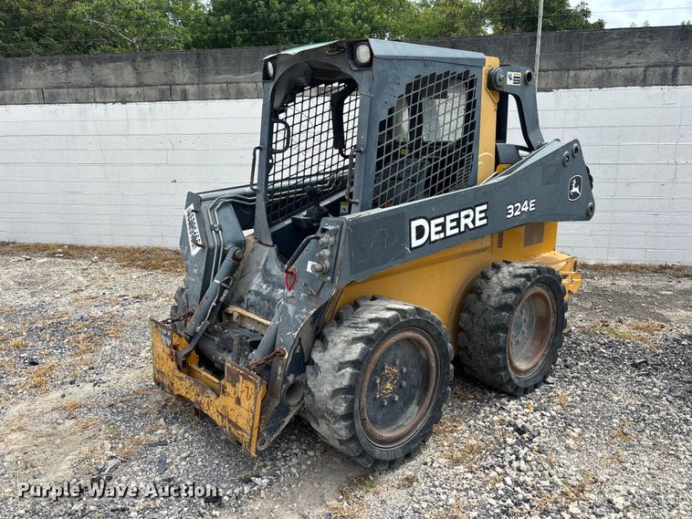 2018 John Deere 324E skid steer loader - YA3918
