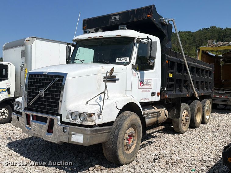 2006 Volvo VHD dump truck - YA4723