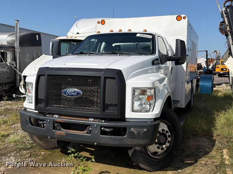 2016 Ford F650 Super Duty chipper truck - YA4860