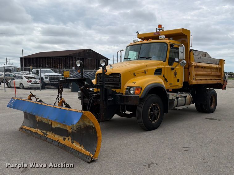 2006 Mack CV712 dump truck - DV2075