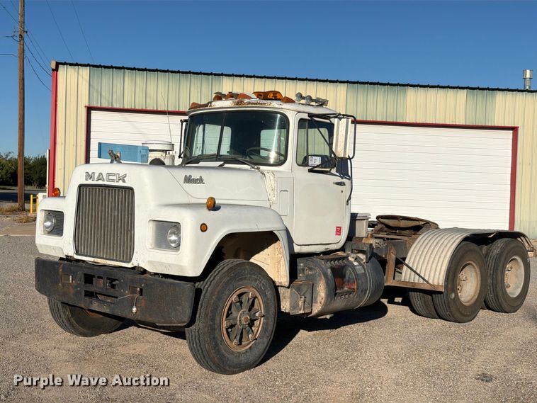1979 Mack R600 semi truck - DV8729
