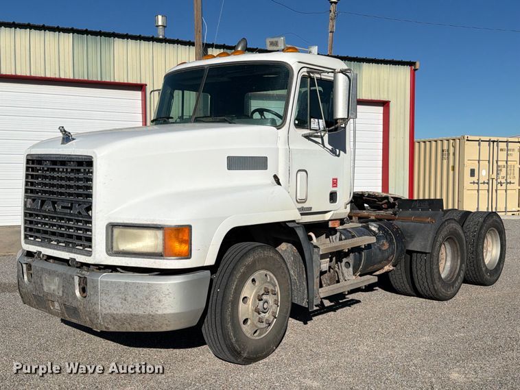 2000 Mack CH613 semi truck - DV8730