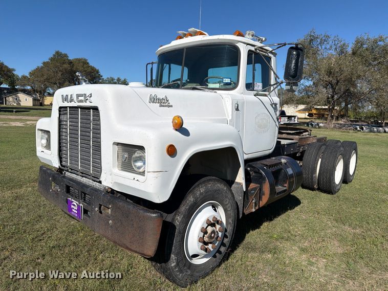 1985 Mack R semi truck - DV8732