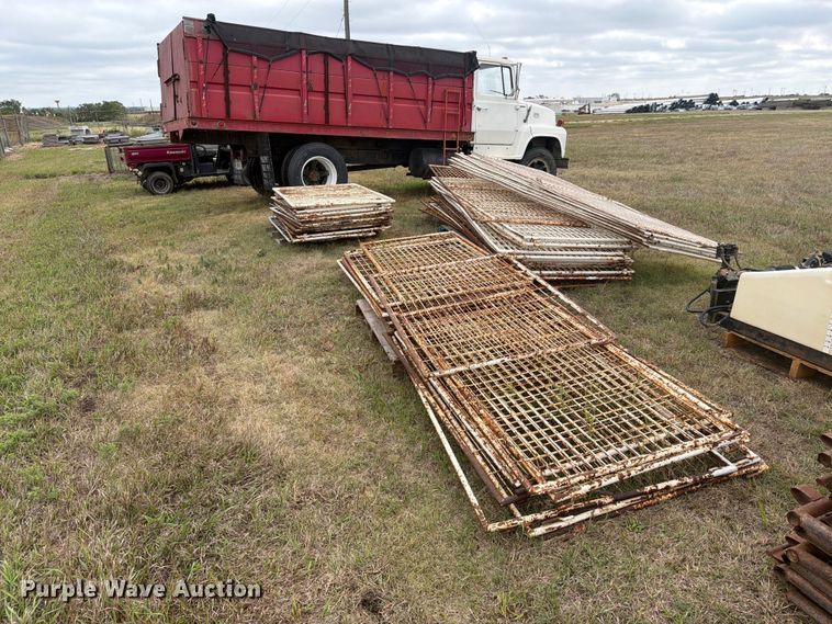 Approximately 45 livestock panels - EI7690
