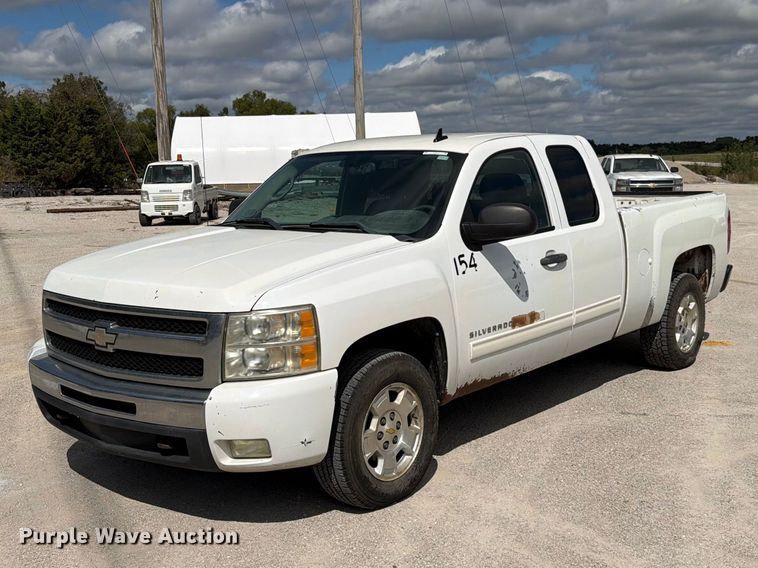 2011 Chevrolet Silverado 1500 Ext. Cab pickup truck - EO8764