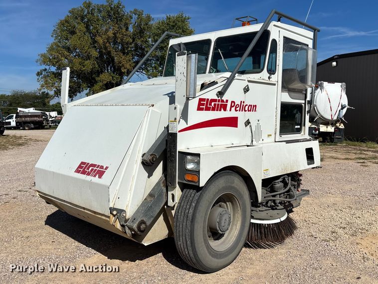 2005 Elgin Pelican Series P street sweeper truck - ER3437