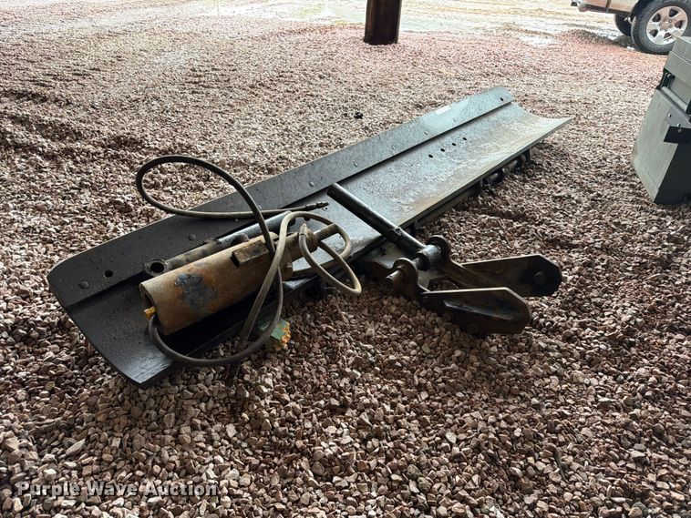 Mid-mount plow - ES1136