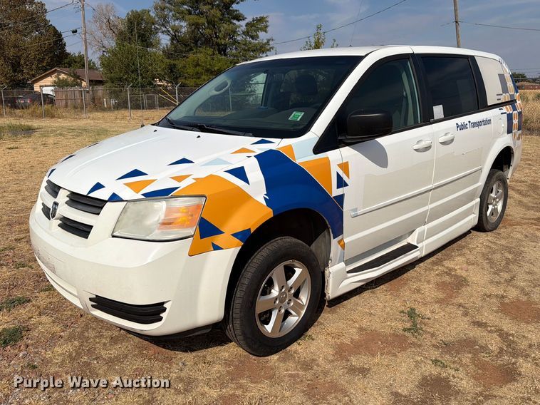 2010 Dodge Grand Caravan van - EW8937