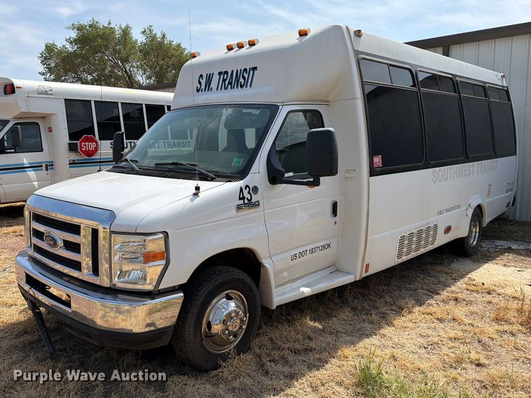 2009 Ford E450 shuttle bus - EW8939