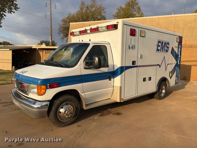 2003 Ford E450 ambulance - EW8958