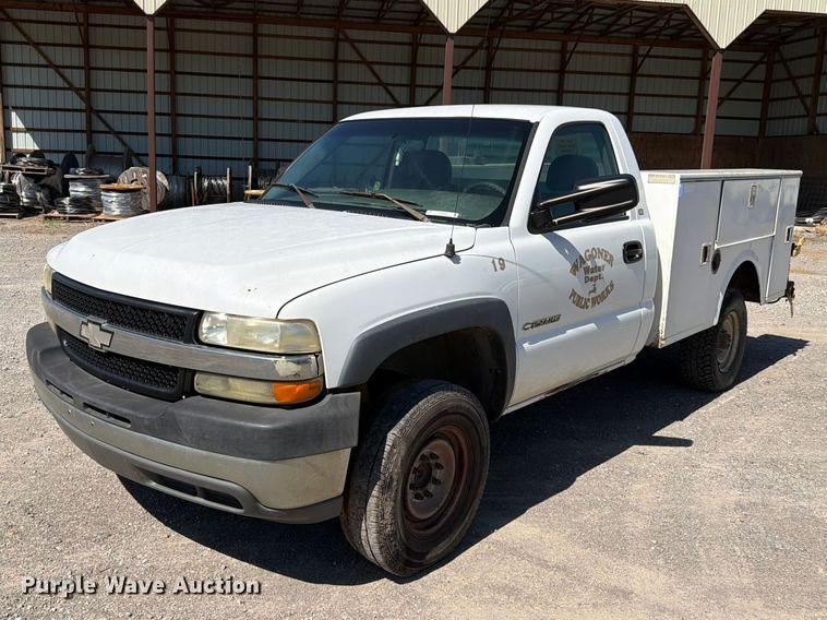 2002 Chevrolet Silverado 2500HD utility bed pickup truck - EX0050