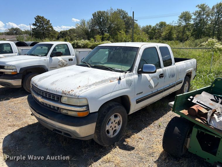 2001 Chevrolet Silverado 1500 Ext. Cab pickup truck - EX0052