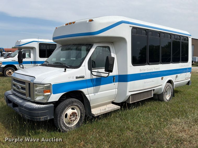 2013 Ford E450 Super Duty shuttle bus - EX4117