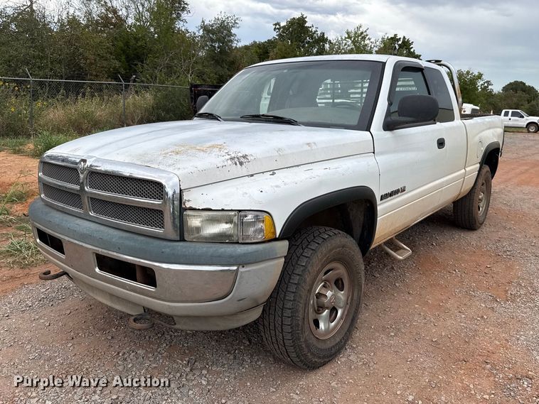 2001 Dodge Ram 1500 Ext. Cab pickup truck - FC4385