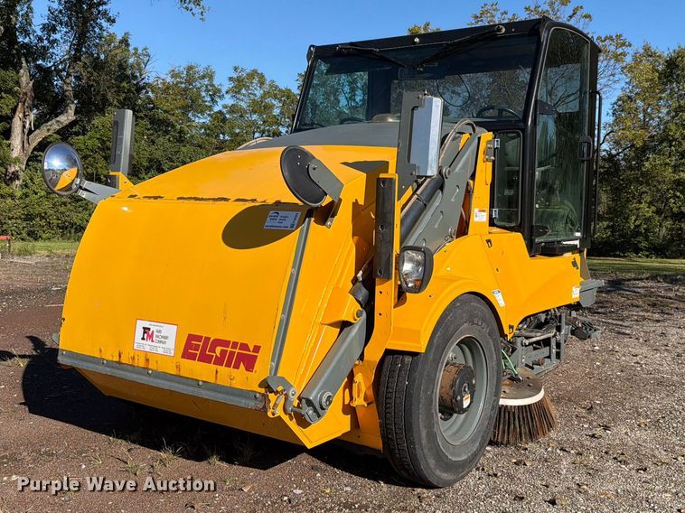 2013 Elgin Pelican street sweeper - FH6362