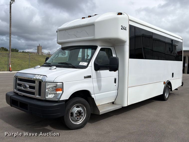 2013 Ford Glaval E450 shuttle bus - FH6394