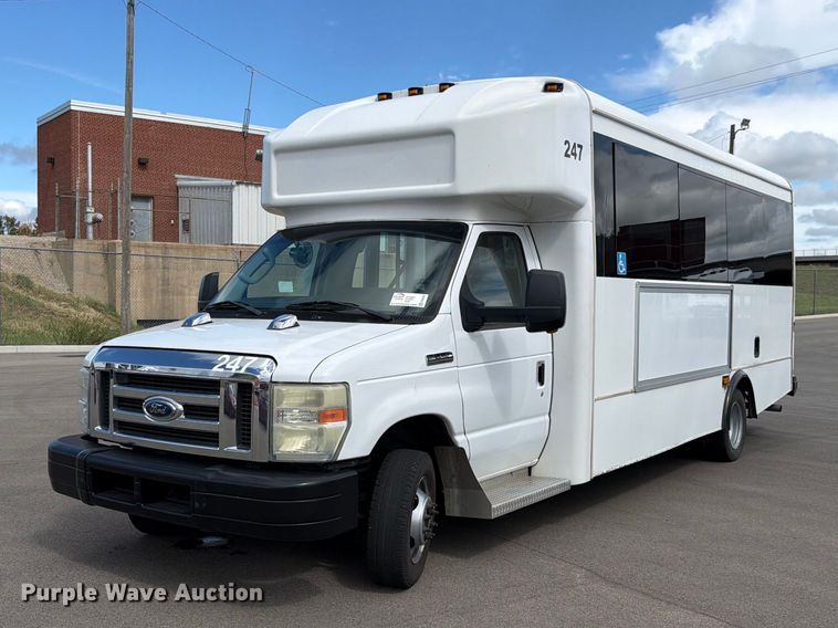 2013 Ford E450 shuttle bus - FH6395