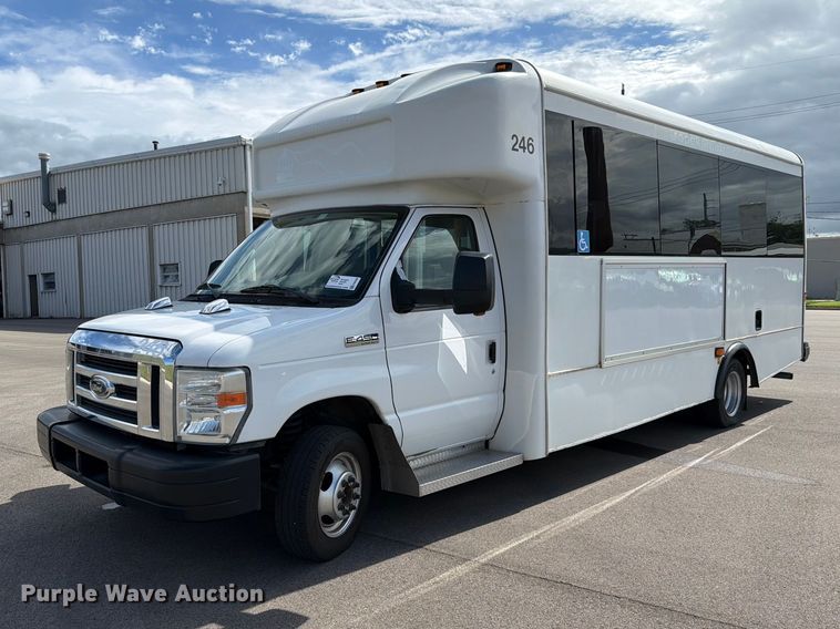 2013 Ford E450 shuttle bus - FH6396