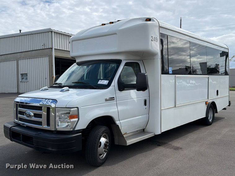 2013 Ford E450 shuttle bus - FH6397