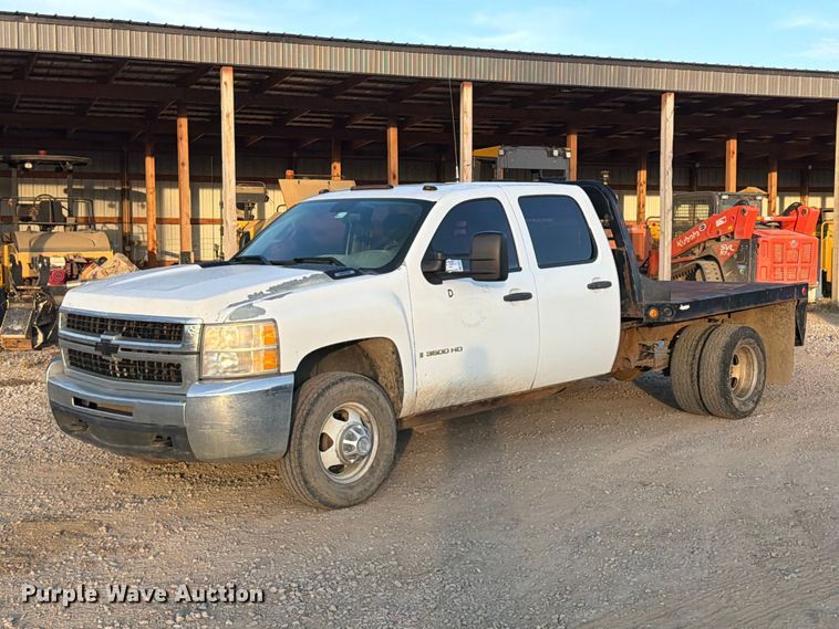2009 Chevrolet Silverado 3500HD Crew Cab flatbed pickup truck - FK5180