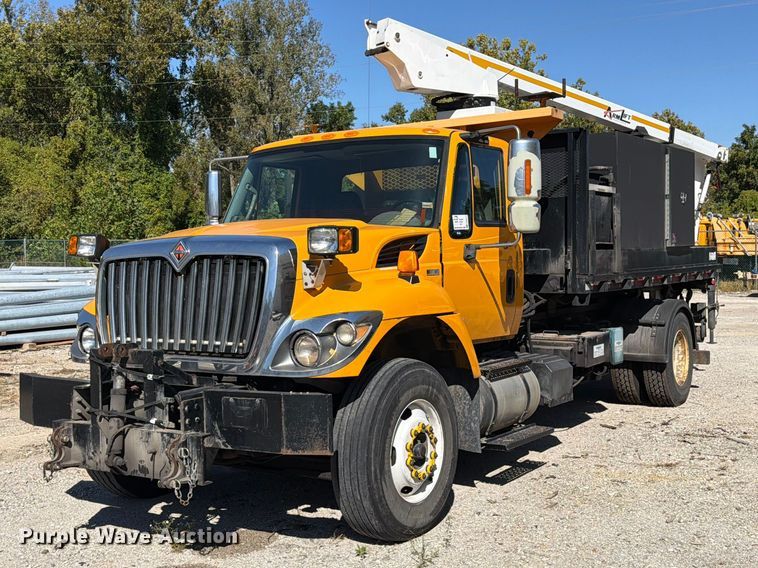 2012 International 7400 hook lift truck - FM6515