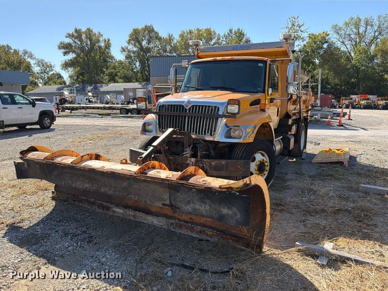 2006 International 7400 dump truck - FM6521