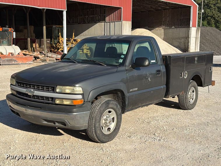 2002 Chevrolet Silverado 2500 utility bed pickup truck - FT6309
