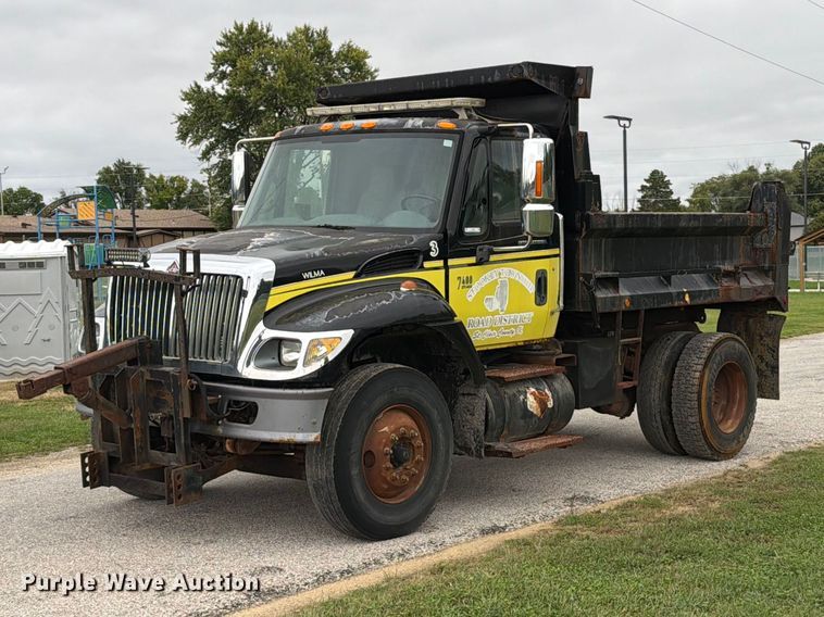 2003 International 7400 dump truck - FT6368